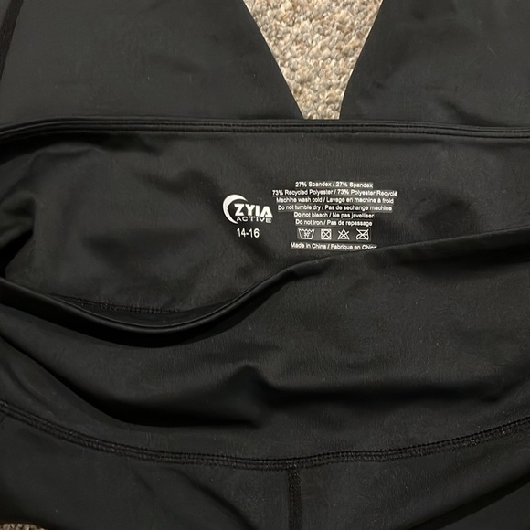 ZYIA size 14-16 leggings with side pockets - Picture 3 of 3